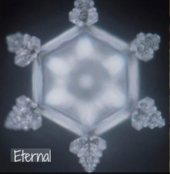 Emoto-experiment: waterkristal na het woord ‘Eternal’